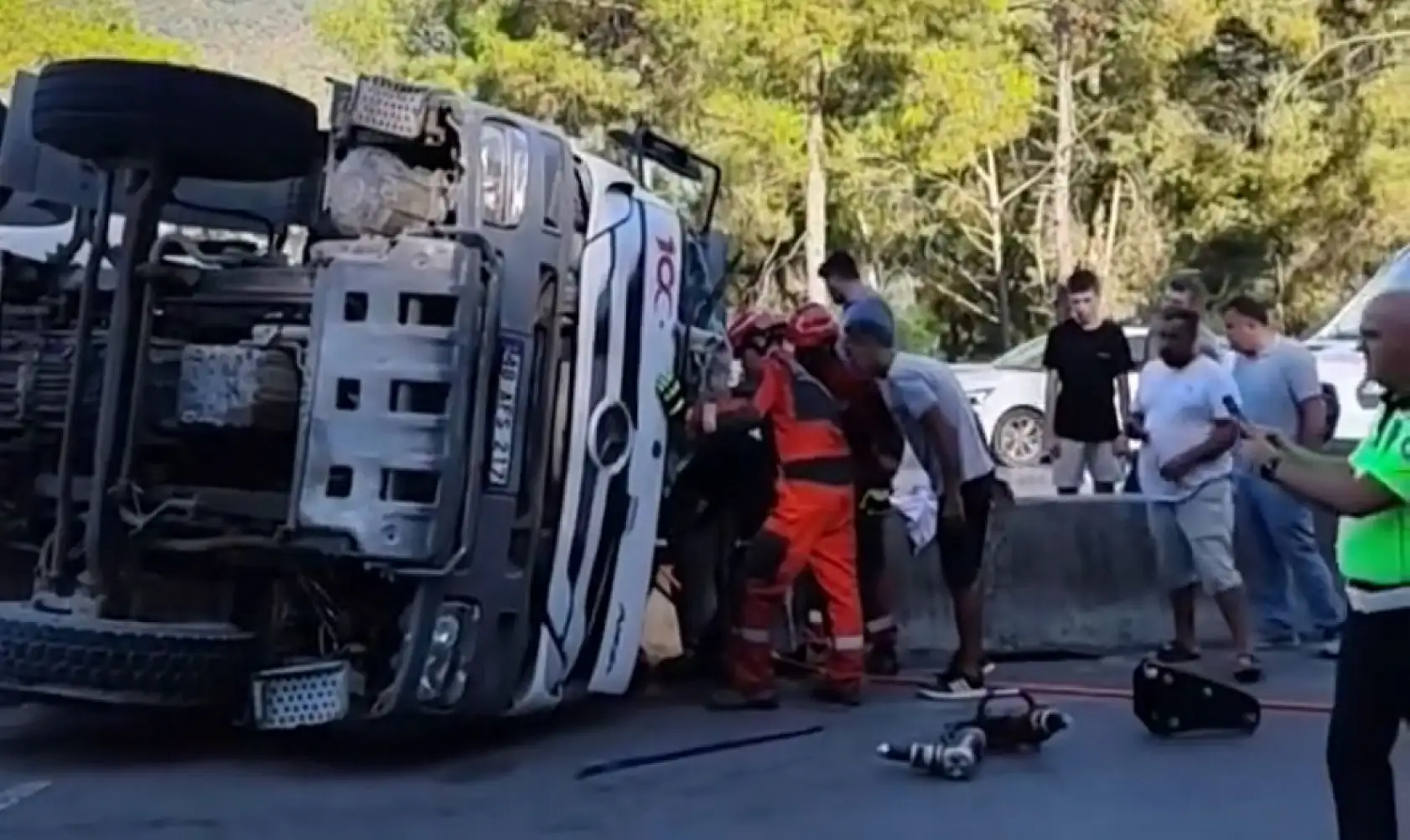 Fethiye-Göcek Yolunda Beton Mikseri Devrildi: Sürücü Ağır Yaralandı