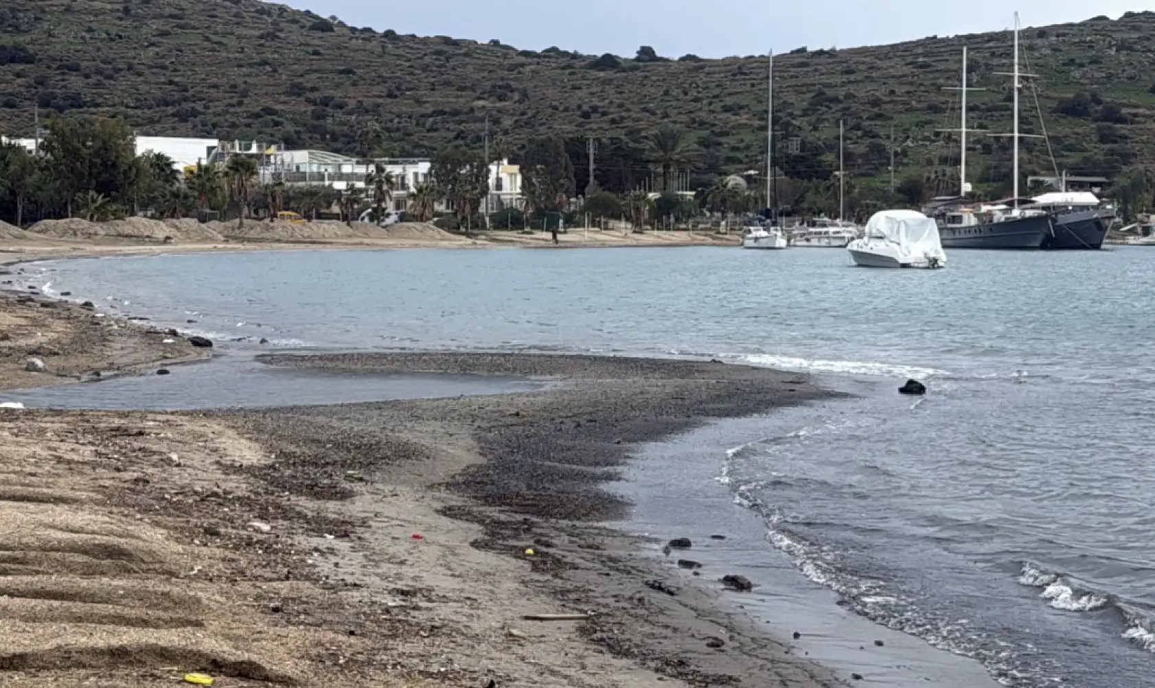 Bodrum'da deniz suyu çekildi