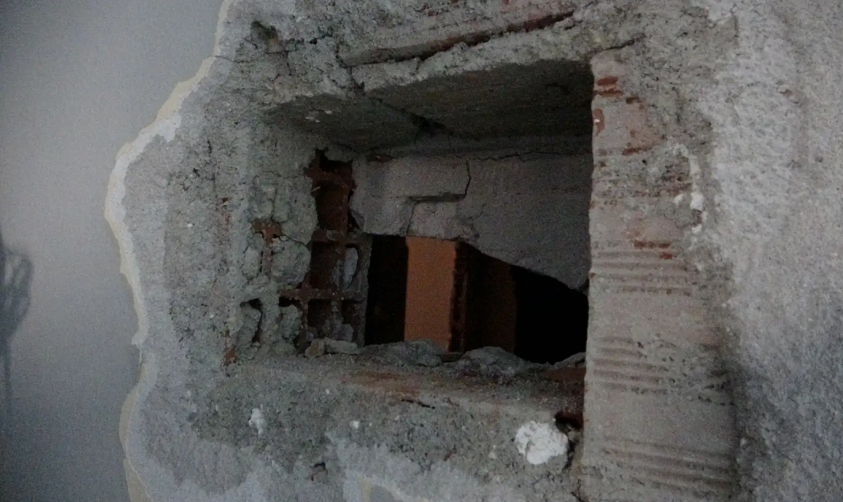Şaka gibi olay komedyenin başına geldi: Duvarı kırıldı tamirci göründü