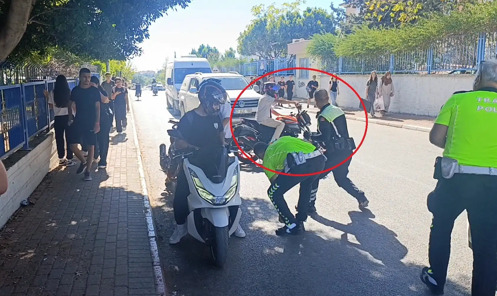 Denetime takılan motosikletli polisin arkasını dönmesini fırsat bilip 'U' dönüşü yaparak kaçtı