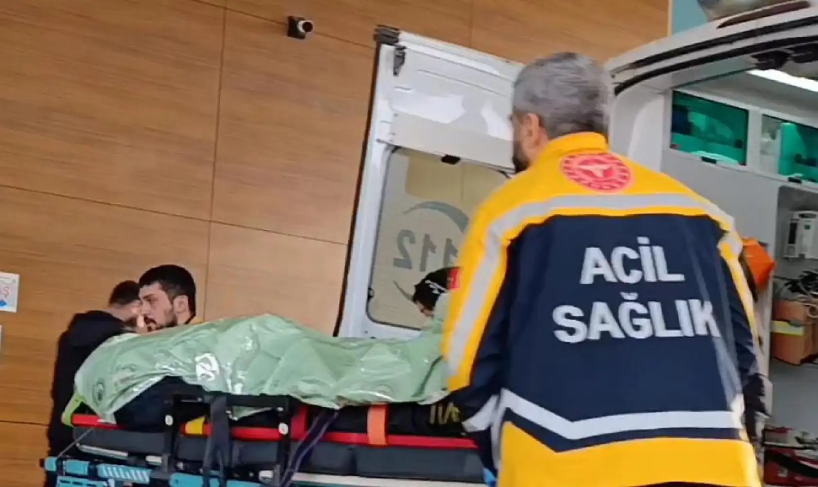 Kaza sonrası otomobilde bayılan sürücü donmak üzereyken bulundu