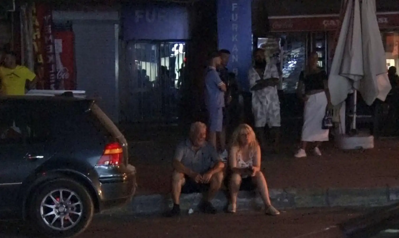 Eşinin mağazasına girip gelinliklerin üzerlerine kolonya döktü, tüpe çakmağı dayayınca tazyikli suyu yedi