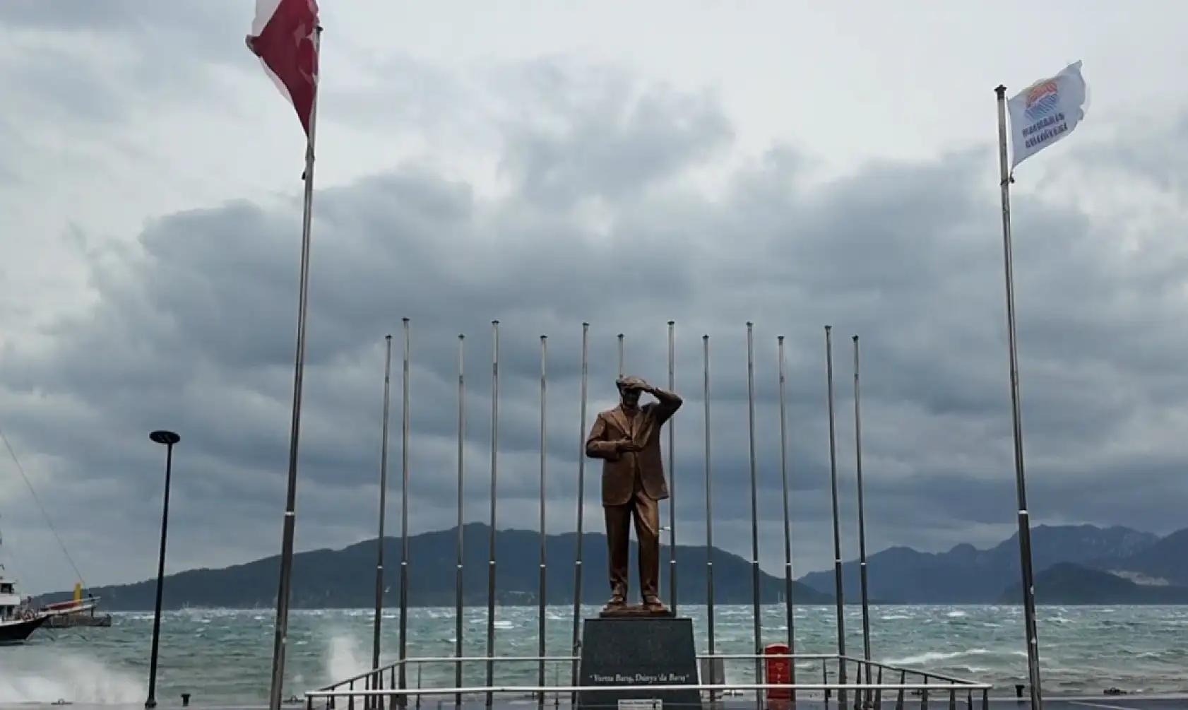 Marmaris'te fırtına etkisini göstermeye devam ediyor