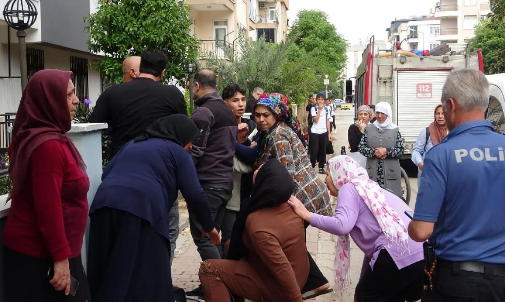 Sağlık ekiplerinin müdahalesi ile hayata döndürüldü, öldüğünü düşünen yakını 'Beni de öldürün' diyerek feryat etti