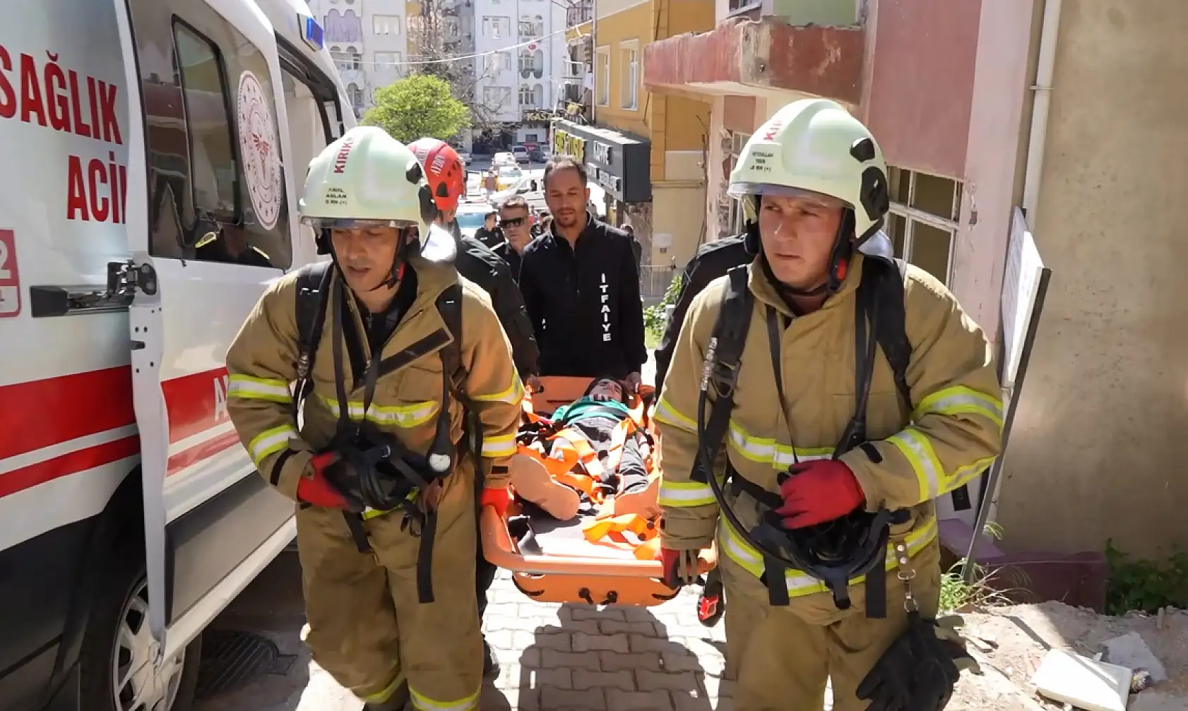 Habersiz tatbikat yapıldı, herkes gerçek sandı: Enkazda çocuk olduğunu düşünen mahalleli endişelendi