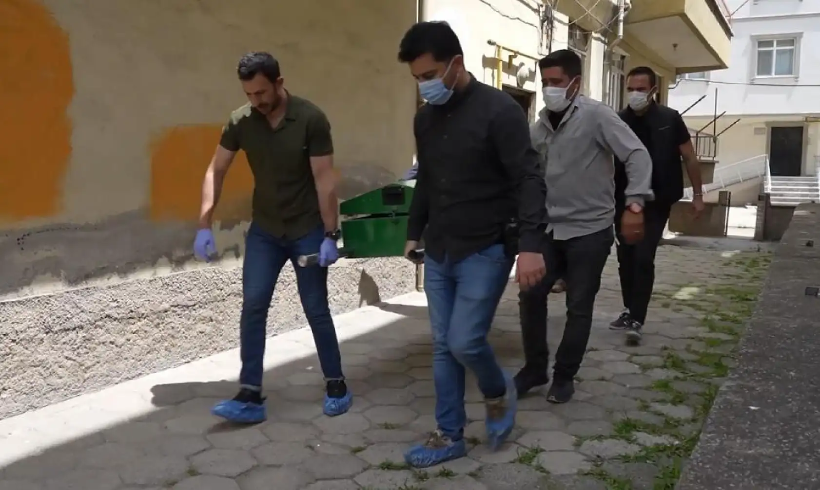 Çilingirle girdiği evde korkunç manzarayla karşılaştı: Derin dondurucularda bulunan poşetlerden erkek cesedi çıktı