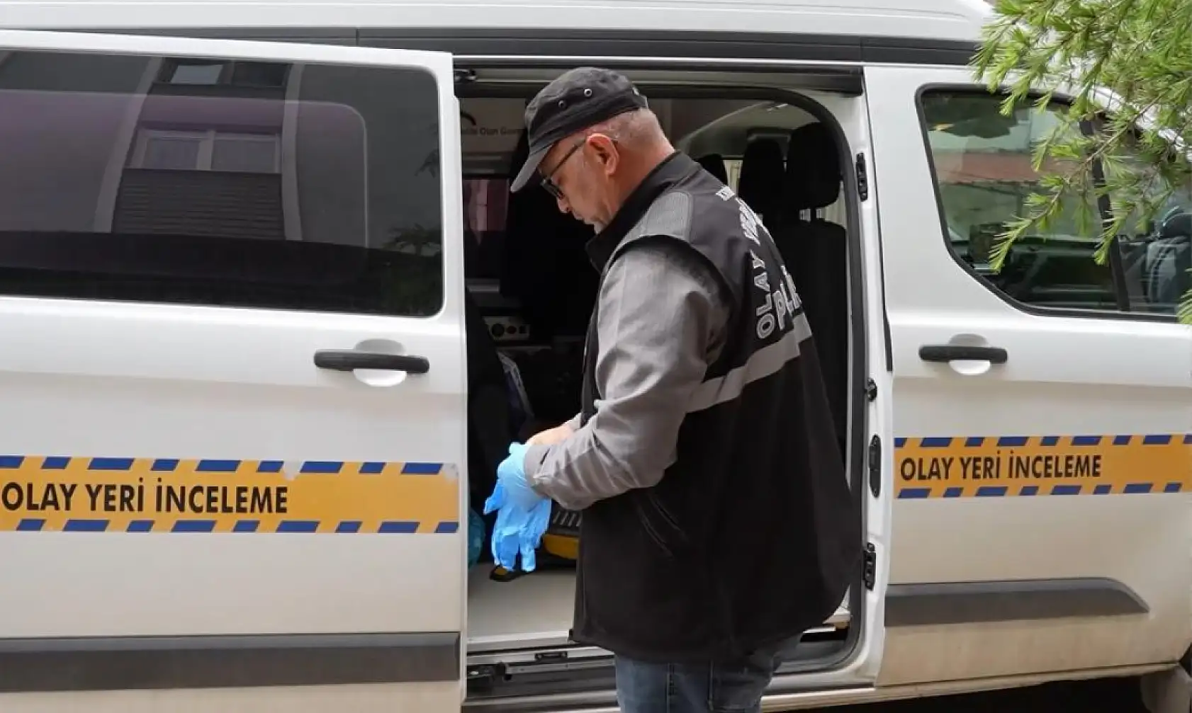 Çilingirle girdiği evde korkunç manzarayla karşılaştı: Derin dondurucularda bulunan poşetlerden erkek cesedi çıktı