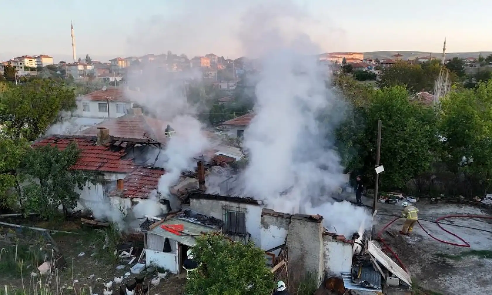 Tandırda başlayan yangın, evi küle çevirdi