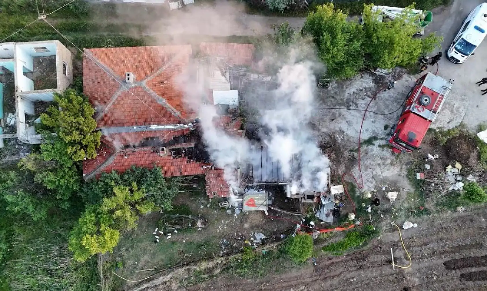 Tandırda başlayan yangın, evi küle çevirdi