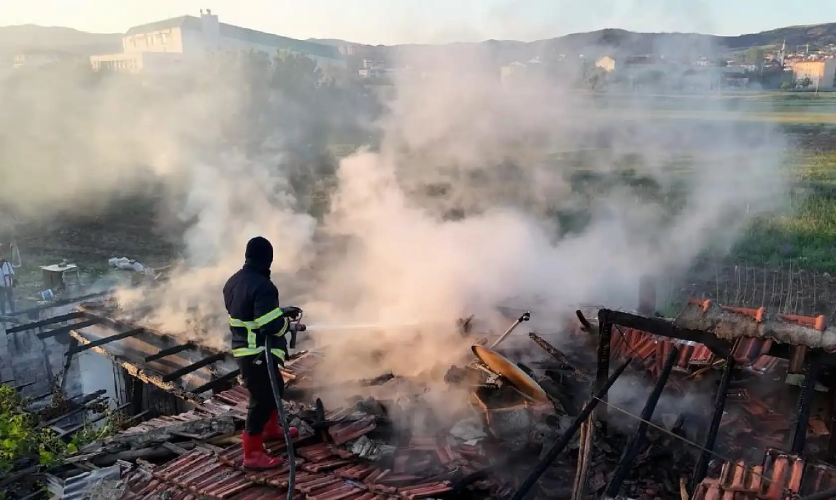 Tandırda başlayan yangın, evi küle çevirdi