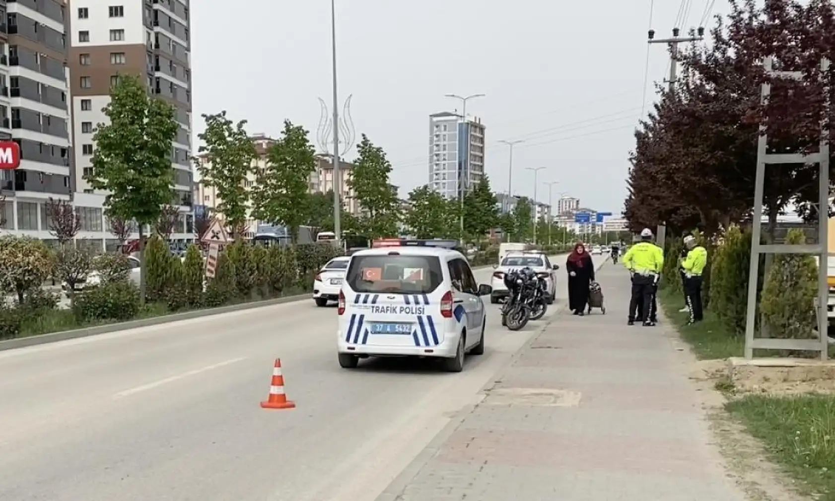 Yolun karşısına geçmek isteyen anne ve oğluna çarptı: 3 yaralı