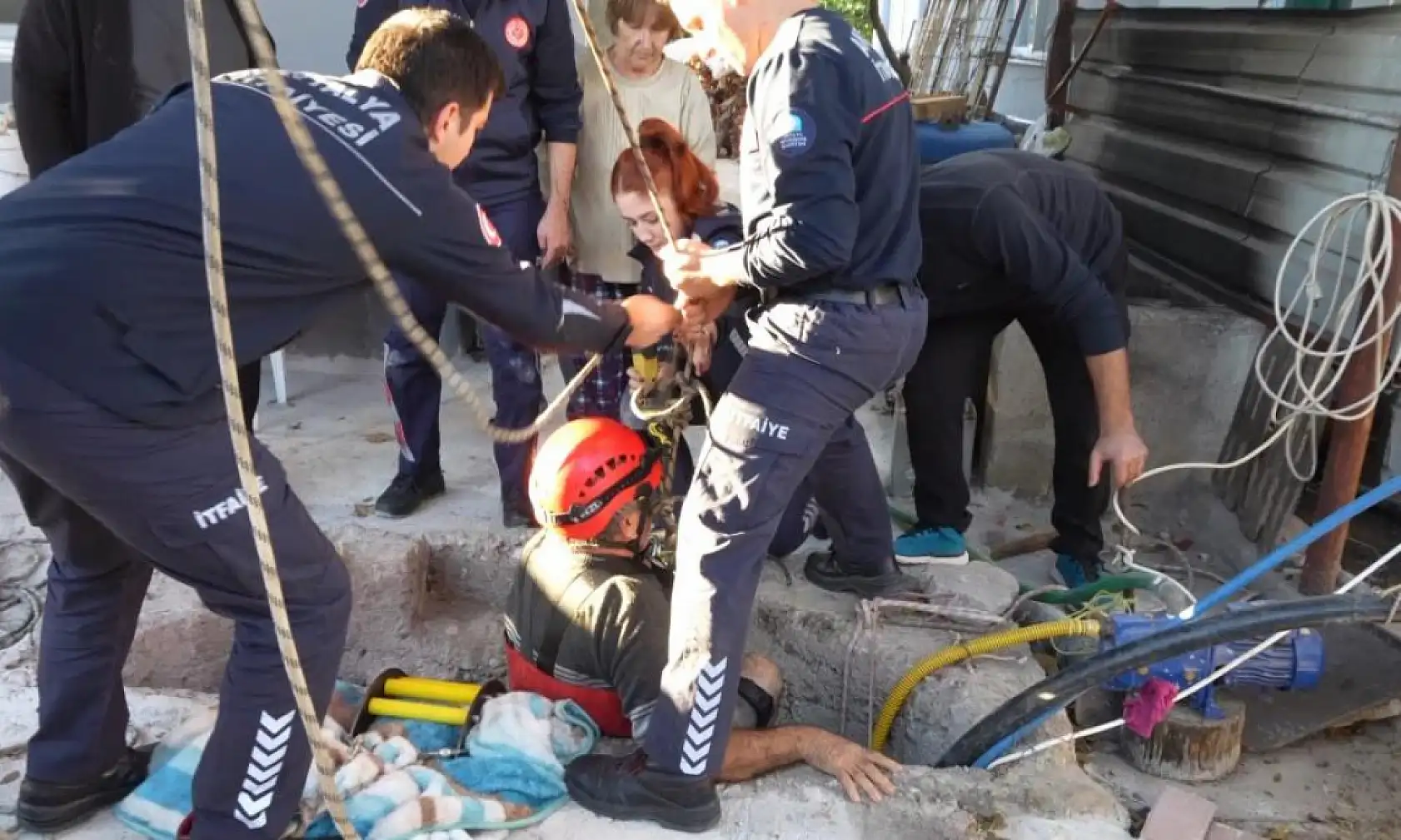 Dinamodaki arızayı gidermek için girdiği kuyuda mahsur kaldı