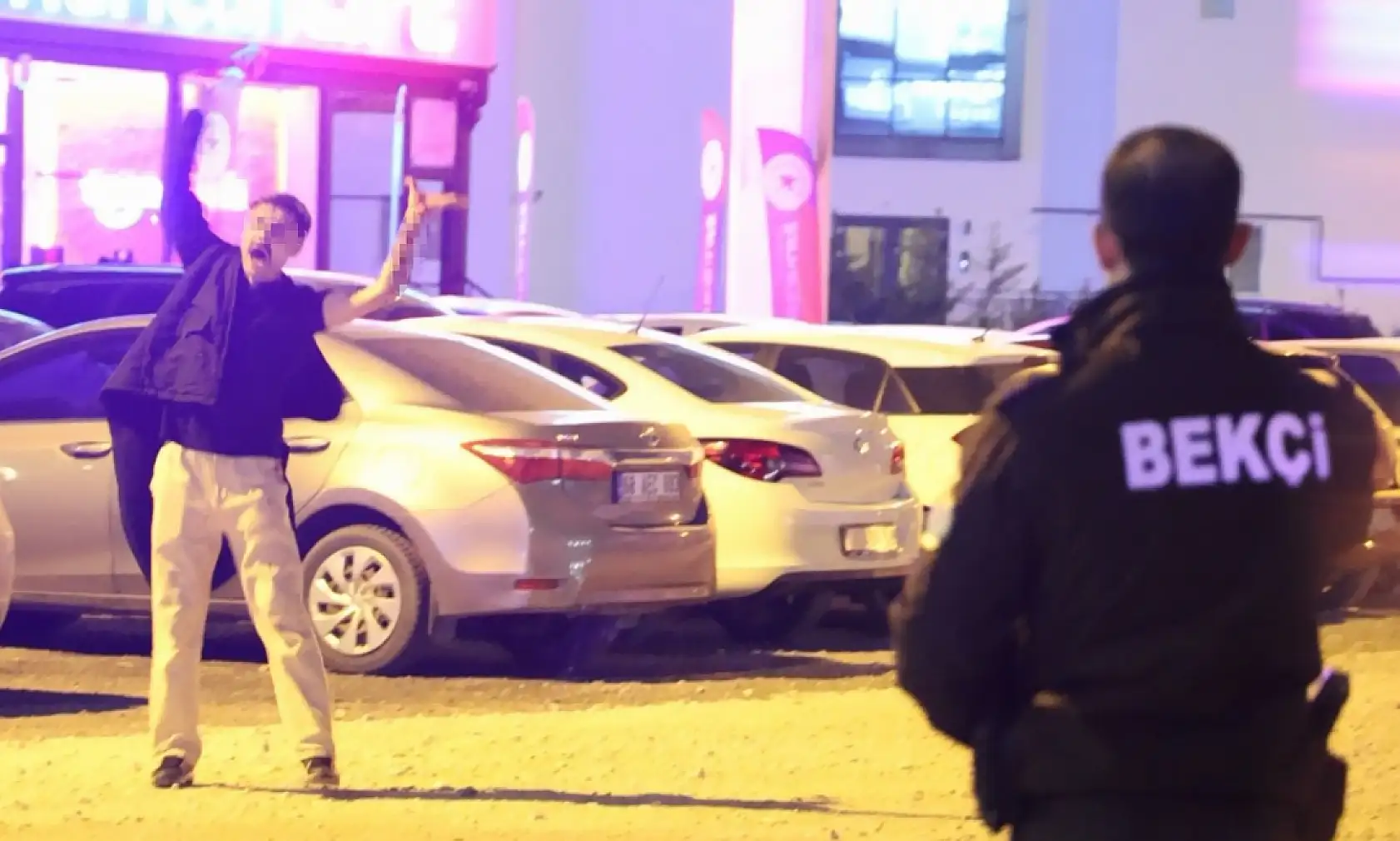 'Kaybedecek bir şeyim yok' diyen şahıs bıçakla kendini yaraladı