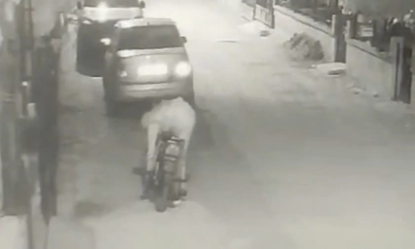 Çaldığı bisikleti beğenmeyince bırakıp motosikleti götürdü