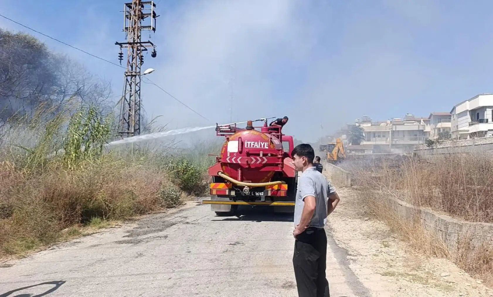 Villaları tehdit eden yangına ilk müdahale otel personeli ve müşterinden geldi