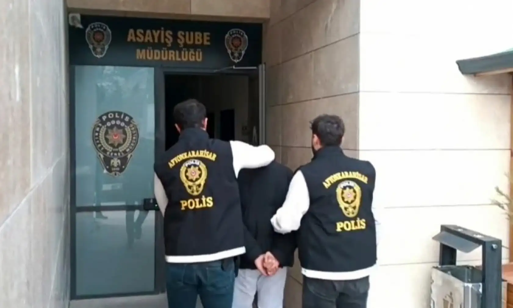 Market sahibine dehşeti yaşatan gaspçıları polis kıskıvrak yakaladı