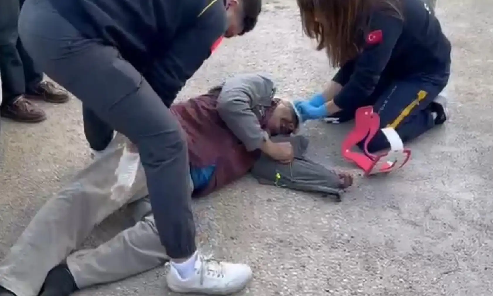 Otomobil yolun karşısına geçmek isteyen yaşlı adama çarptı