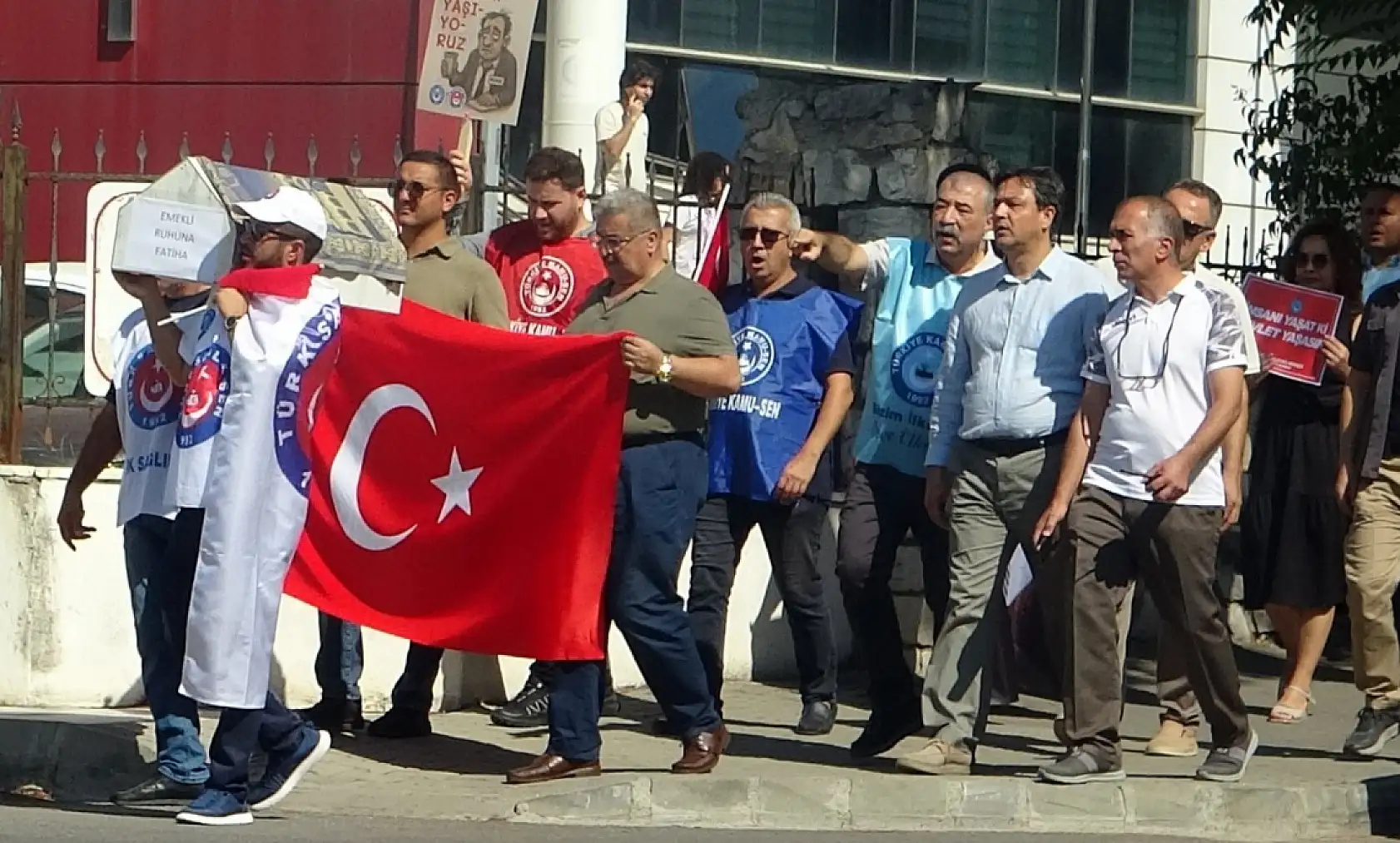 Muğla'da memurlar iş bırakıp tabutlu eylem yaptı