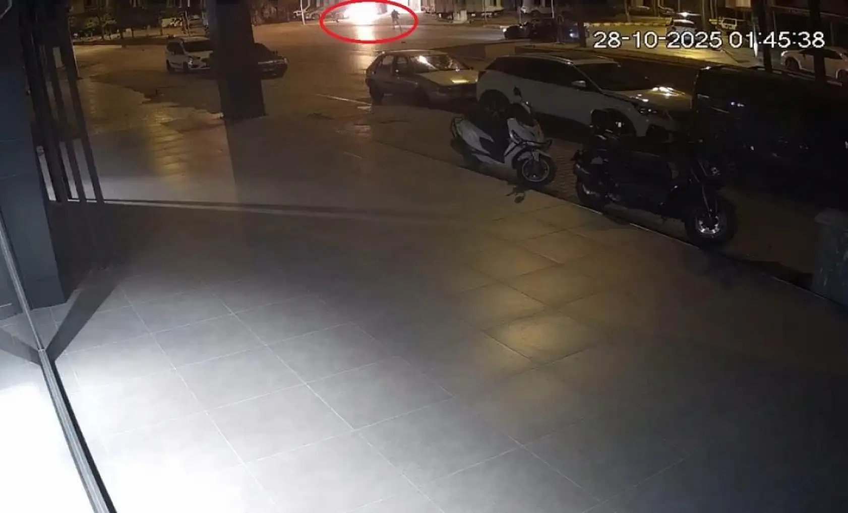 Kaza yapıp yanmaya başlayan motosikletin sürücüsünü vatandaşlar kurtardı