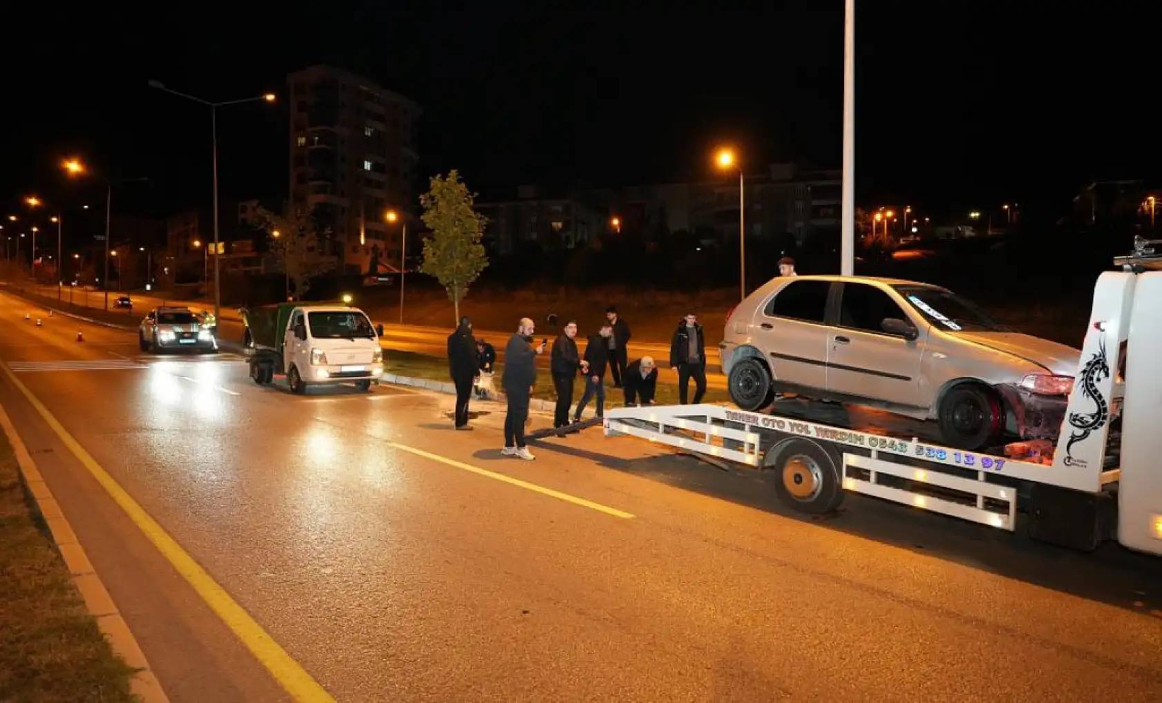 Kontrolden çıkan otomobil önce kaldırıma sonra orta refüjdeki Yavaş levhasına çarptı