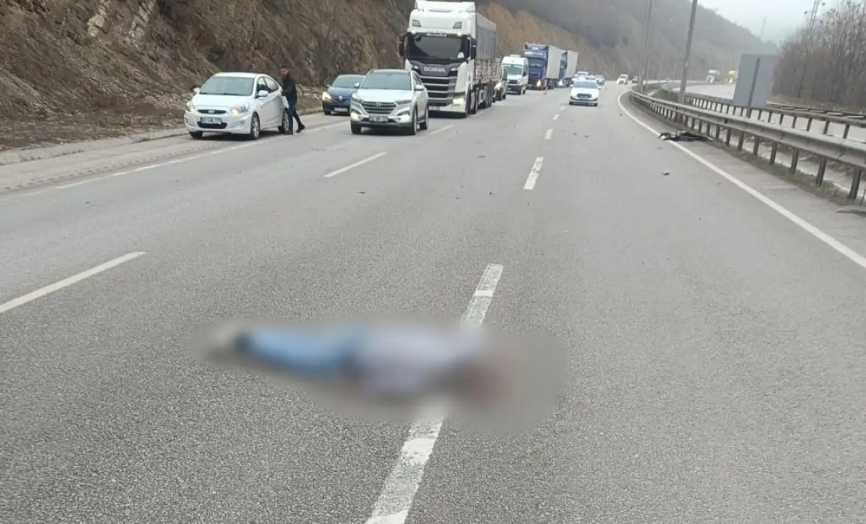 Kazada aracın kapısı yerinden çıktı, yola savrulan yolcu hayatını kaybetti