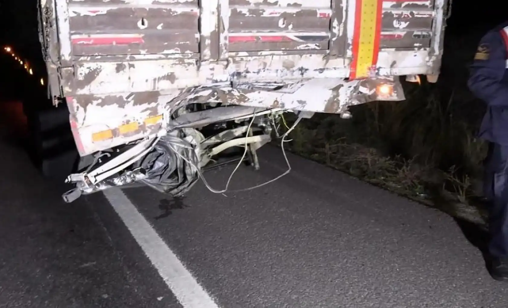 Otomobil Tıra Arkadan Çarptı: Sürücü Hayatını Kaybetti