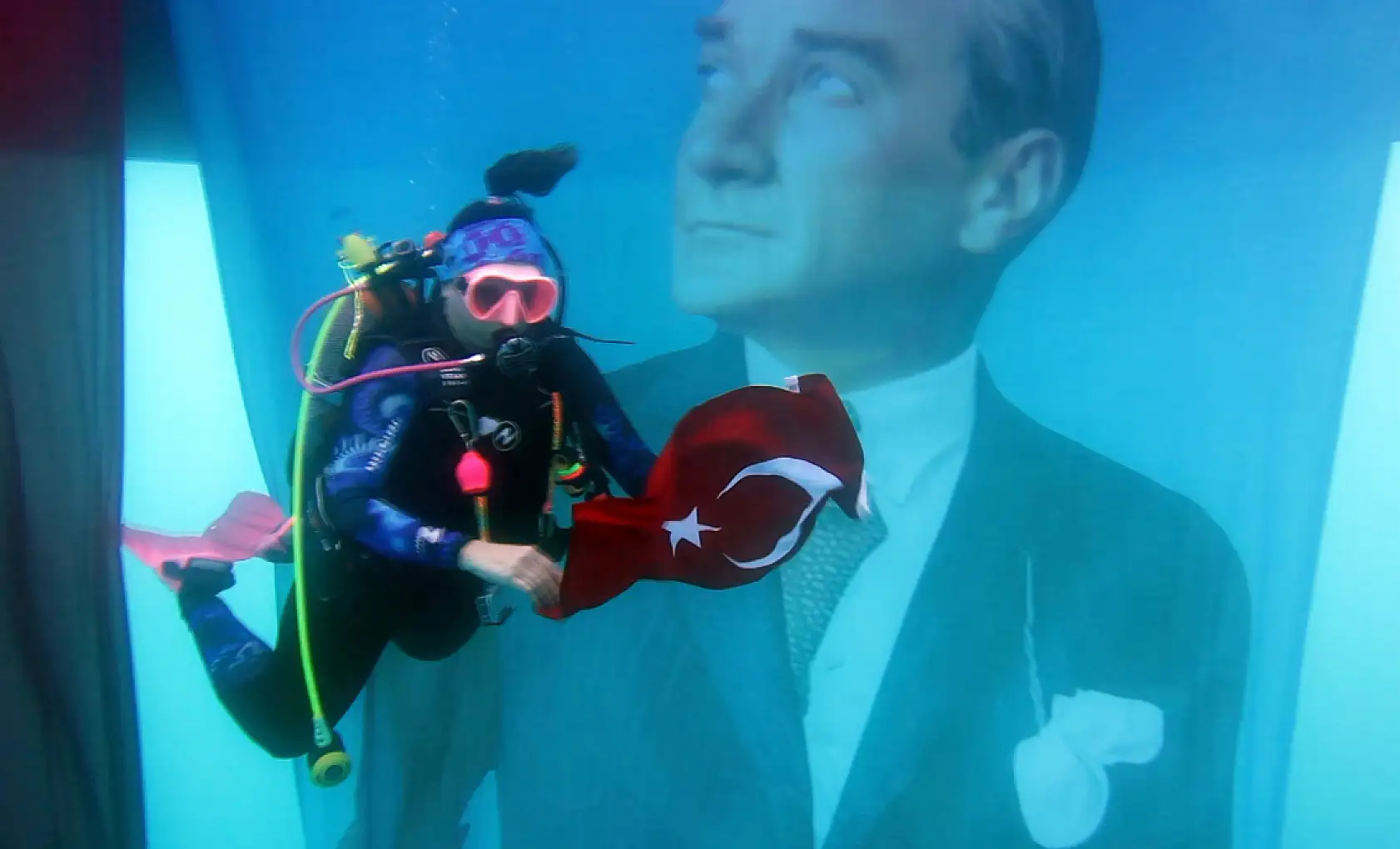 Bodrum'da dalgıçlar su yüzeyinde ve su altında Cumhuriyet'in 101. yıl dönümünü kutladı