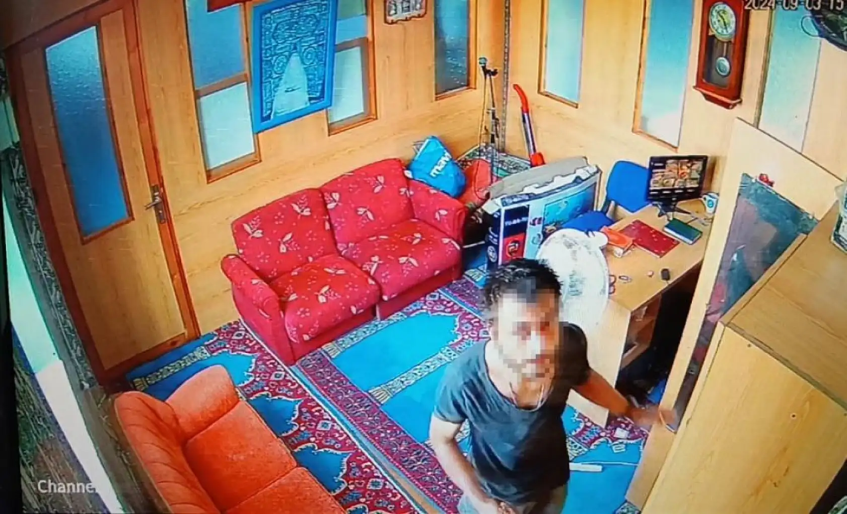 Camiye girip yardım paralarını çaldı, namaz kılanı görünce cami görevlisi rolüne girdi