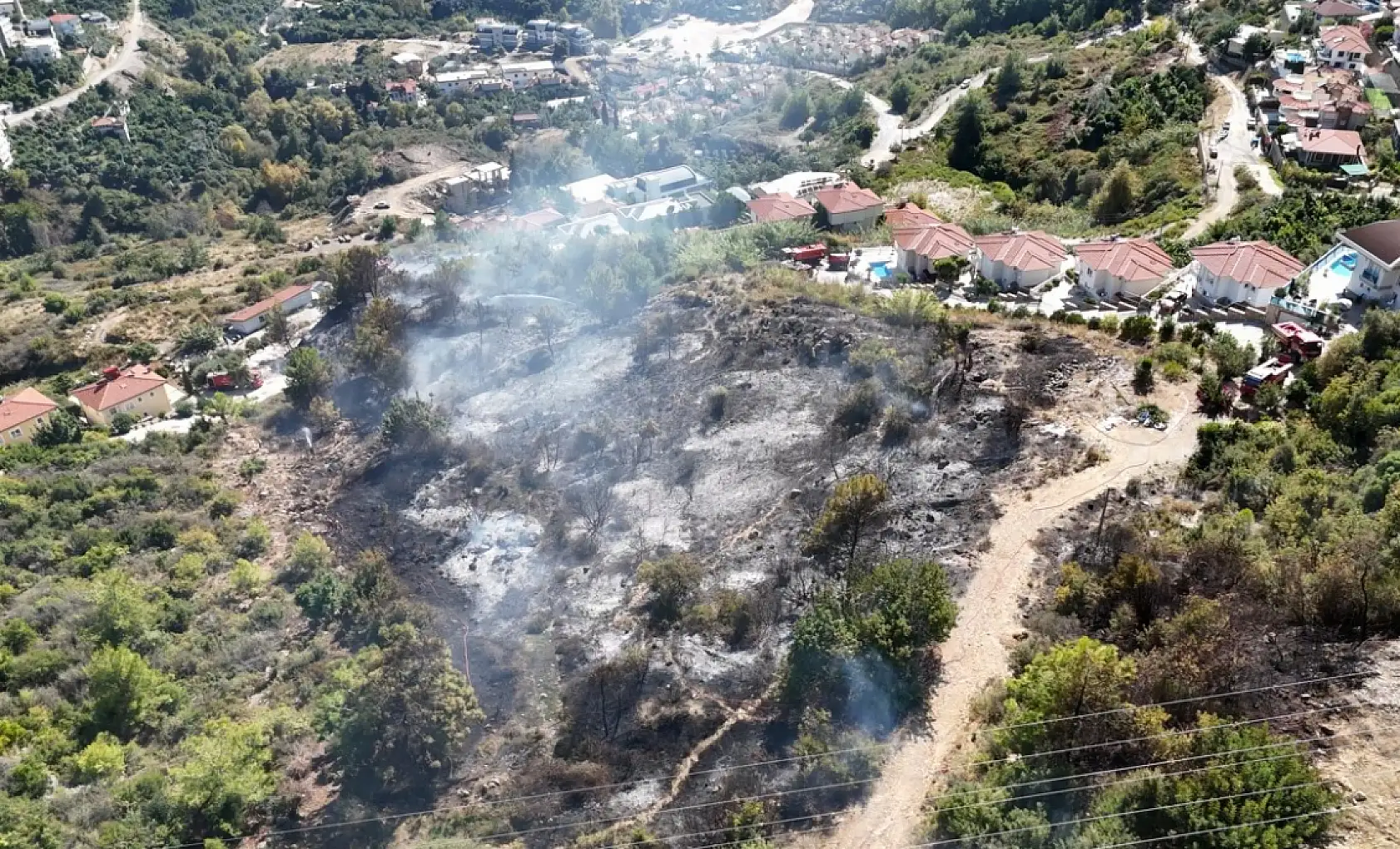 Alanya'da yerleşim alanlarını tehdit eden yangın korkuttu