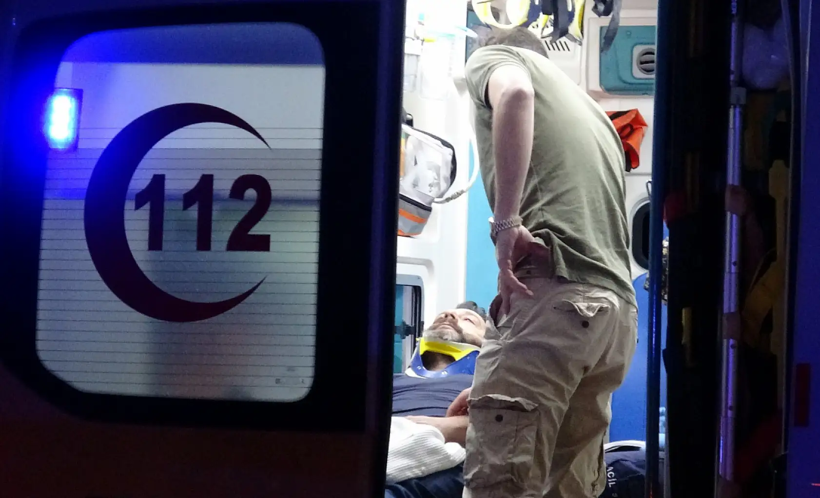 Çarpışan otomobiller kanala uçtu, 6 kişi yaralandı