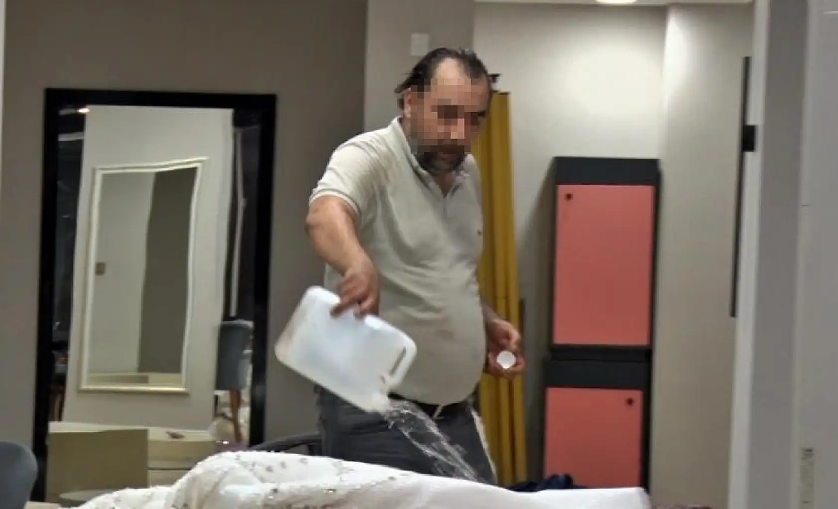 Eşinin mağazasına girip gelinliklerin üzerlerine kolonya döktü, tüpe çakmağı dayayınca tazyikli suyu yedi