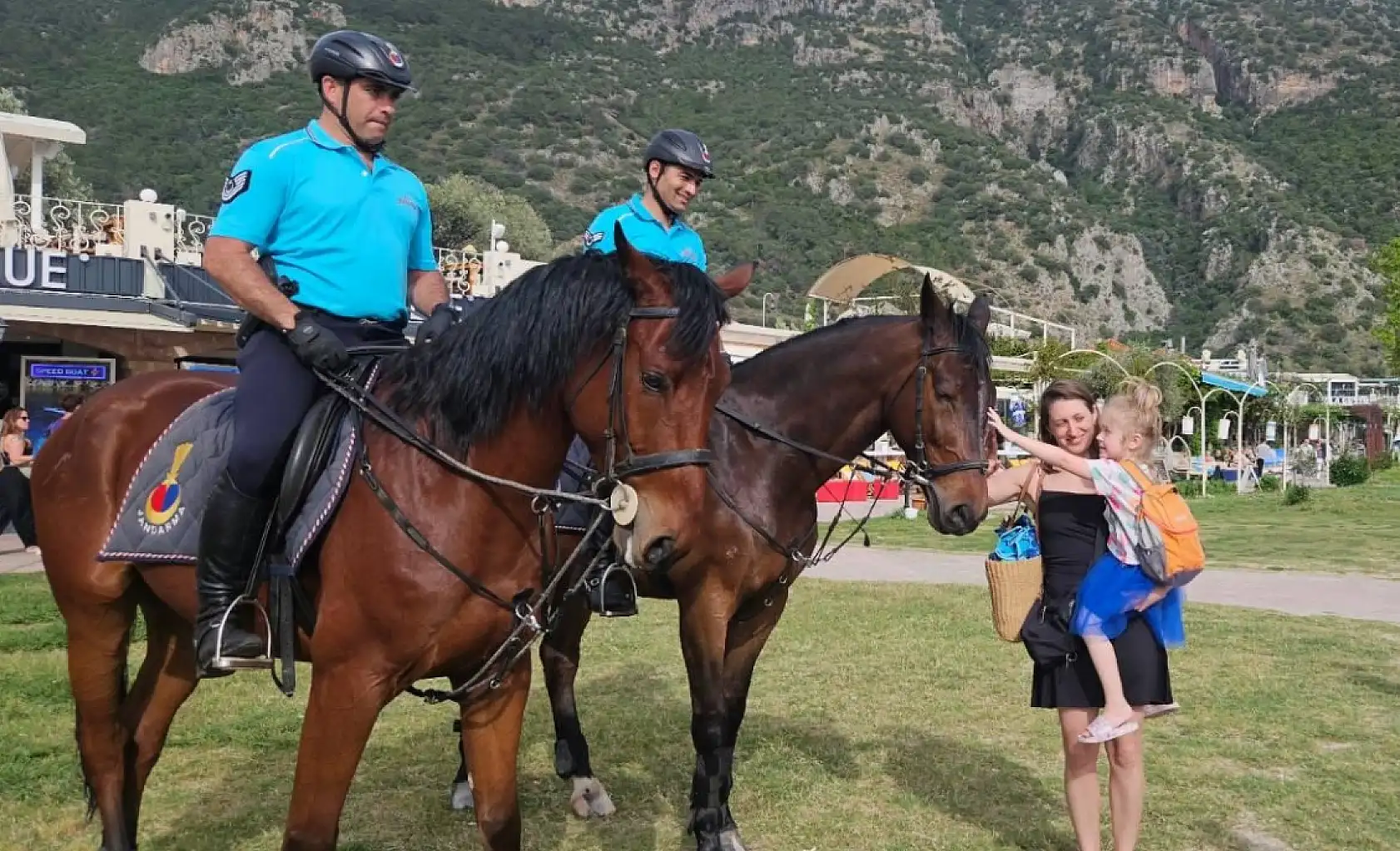 Jandarmanın atlı ekibi Fethiye'de görev başında