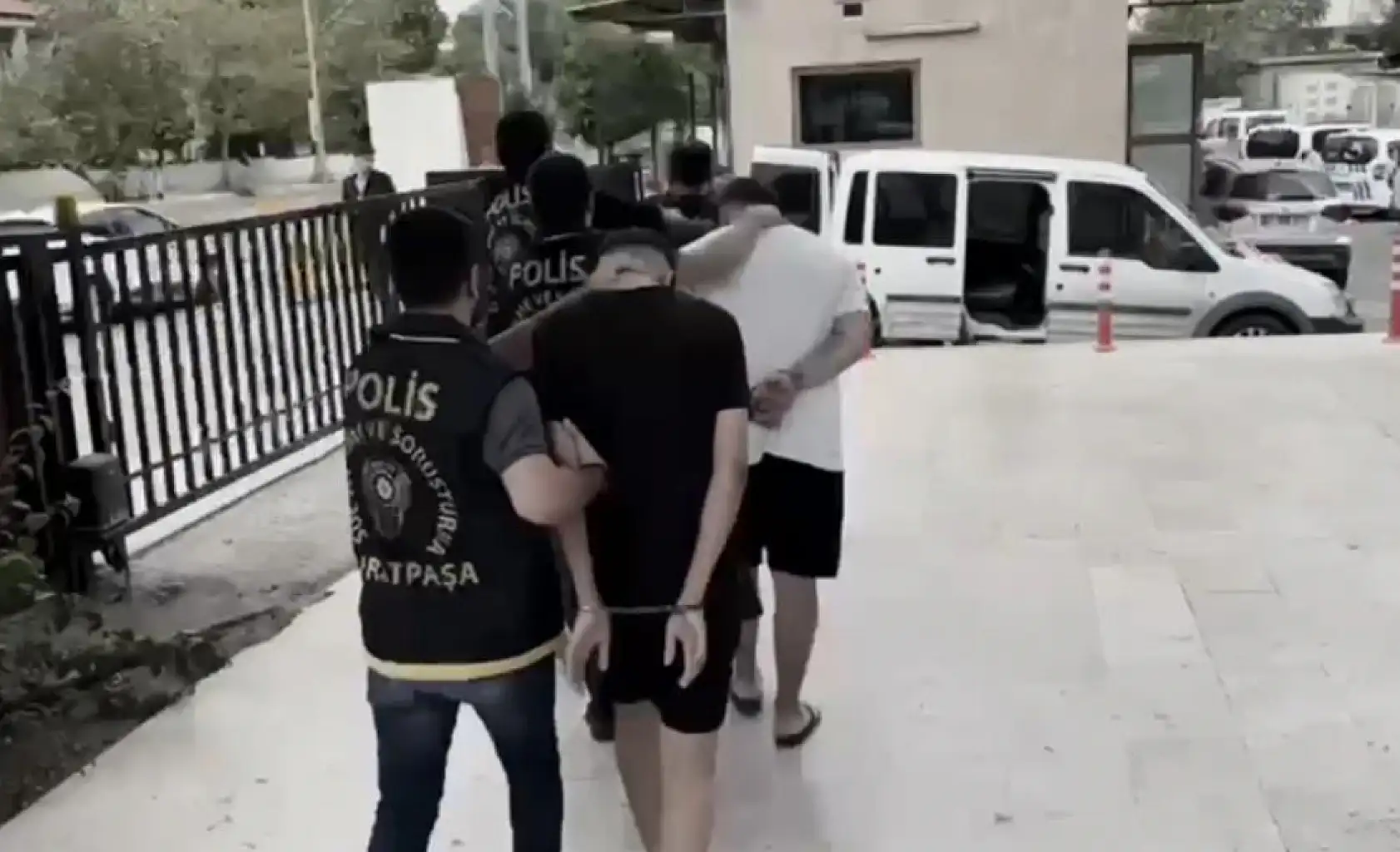 Kaskla kendilerini kamufle edip iş yerine kurşun yağdırdılar