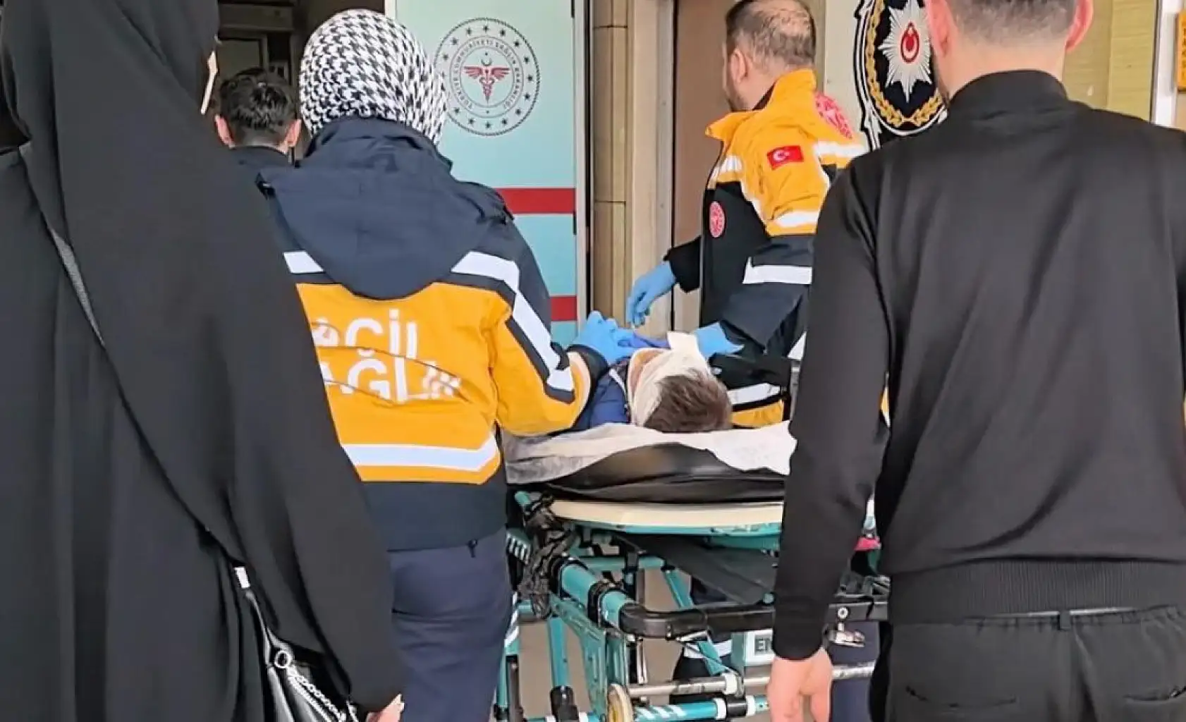 Cankurtaran anne: Yaralı oğlunu kucağında sağlık ocağına taşıdı