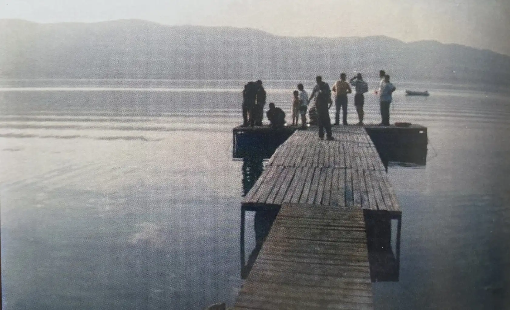 Burdur Gölü'nde balık tutmayı hayal ederken kuruyan gölde otlayan keçileri izliyor