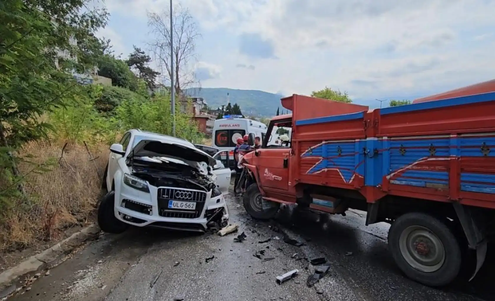 Kamyonet ile cip çarpıştı: 4'ü çocuk 5 yaralı