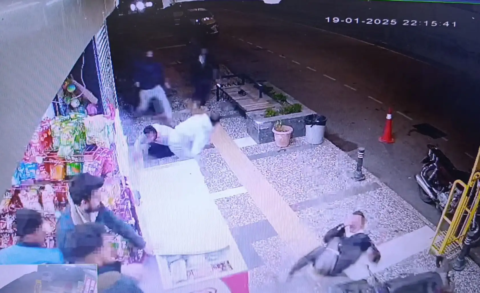 Böyle kavga görülmedi: Kaldırımdaki grubun arasına motosikletle daldı