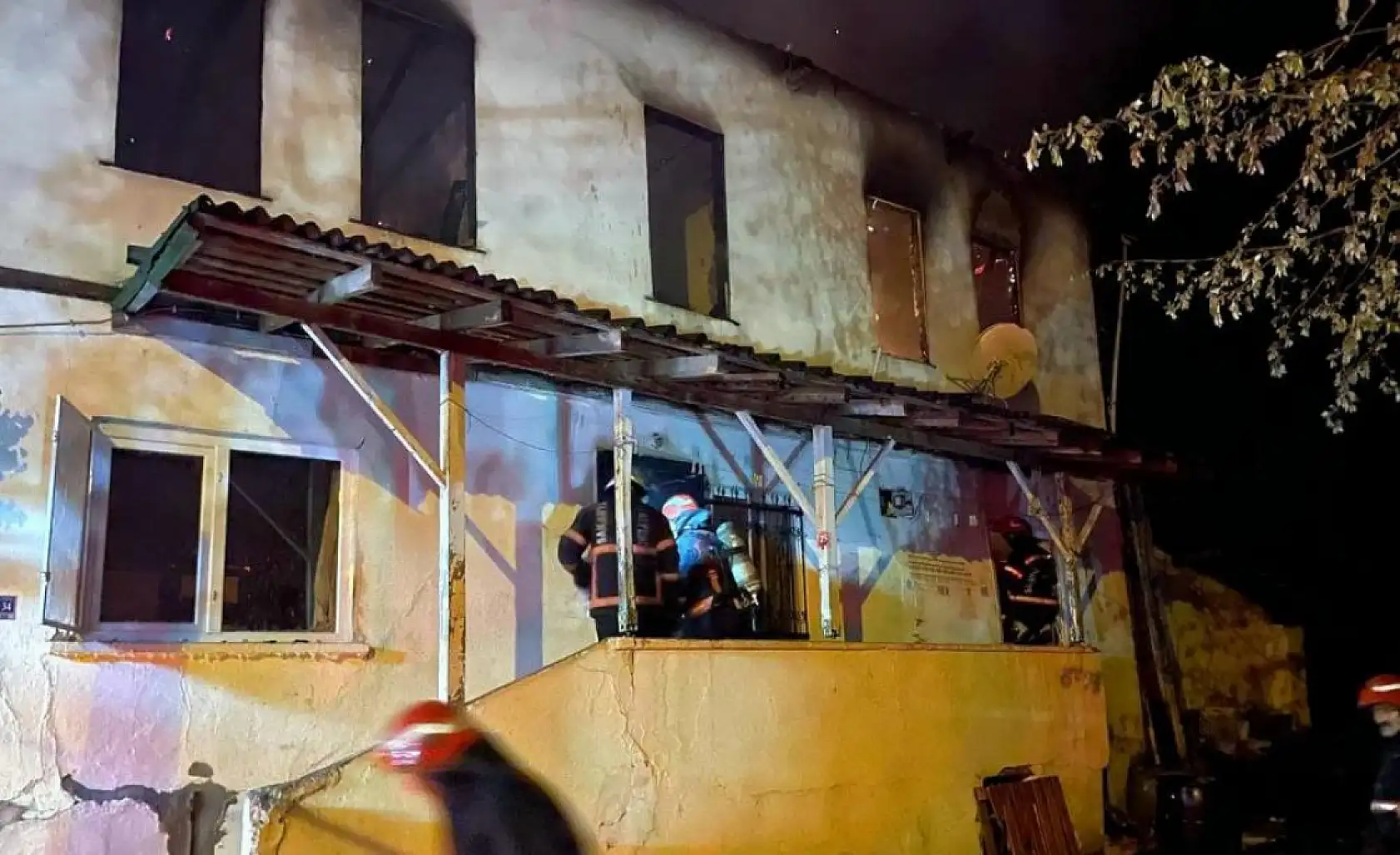 Korkutan yangın: 82 yaşındaki yatalak kadın son anda kurtarıldı