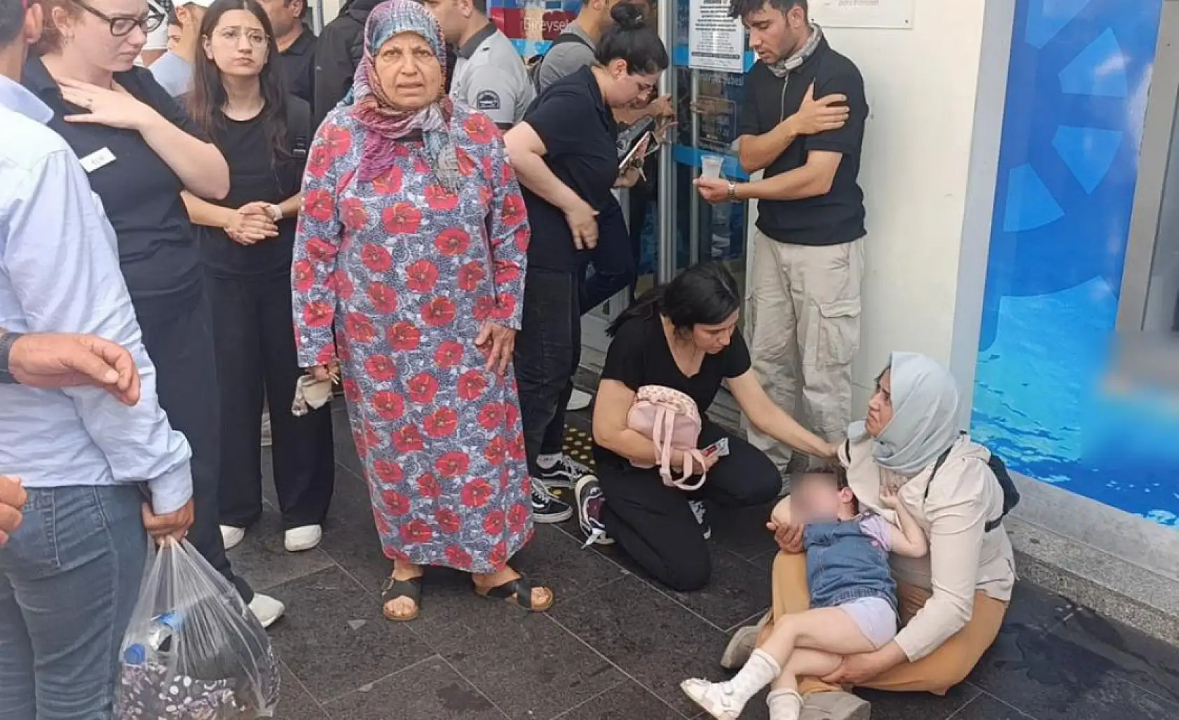 Motosikletli kurye yaya geçidinde anne ve kızına çarptı: 3 yaralı