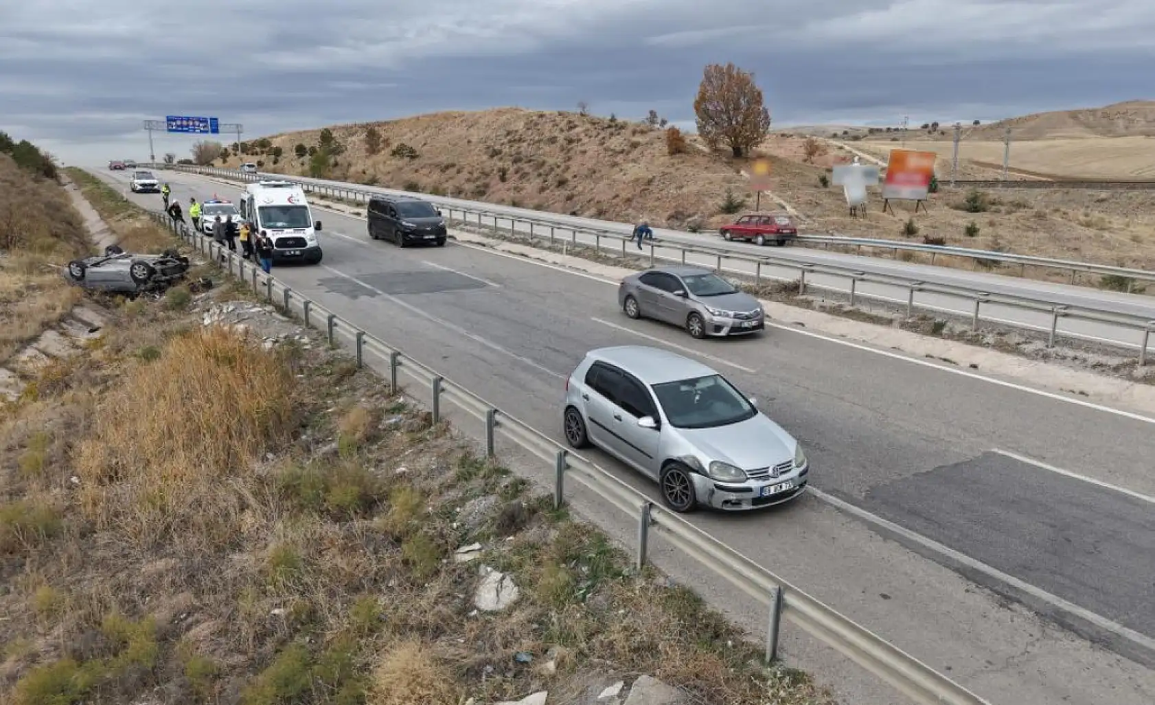 Seyir halindeki aracın çarptığı otomobil şarampole devrildi: 7 yaralı