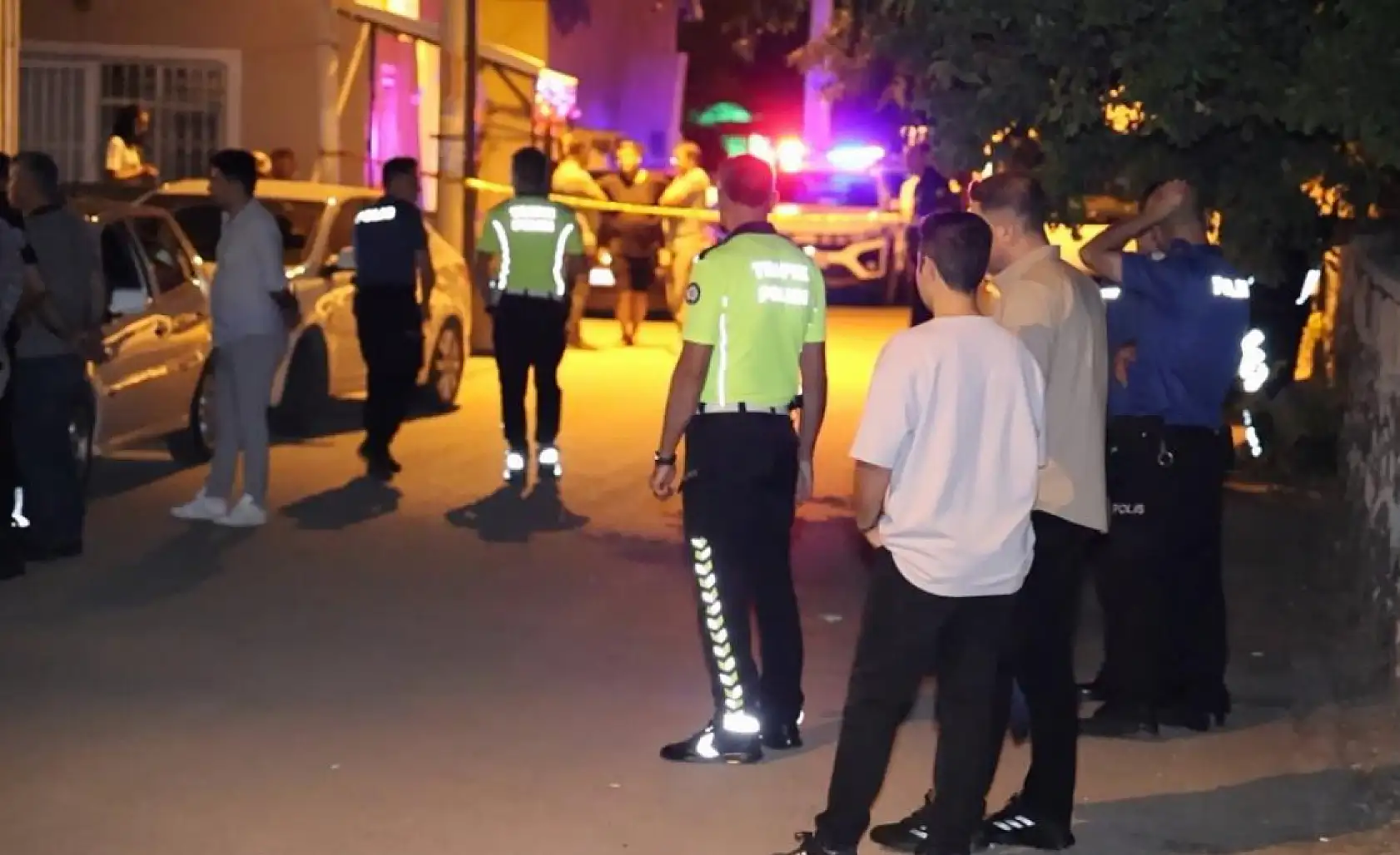 Önce komşusunu sonra annesi ile kardeşini ardından kendini vurdu