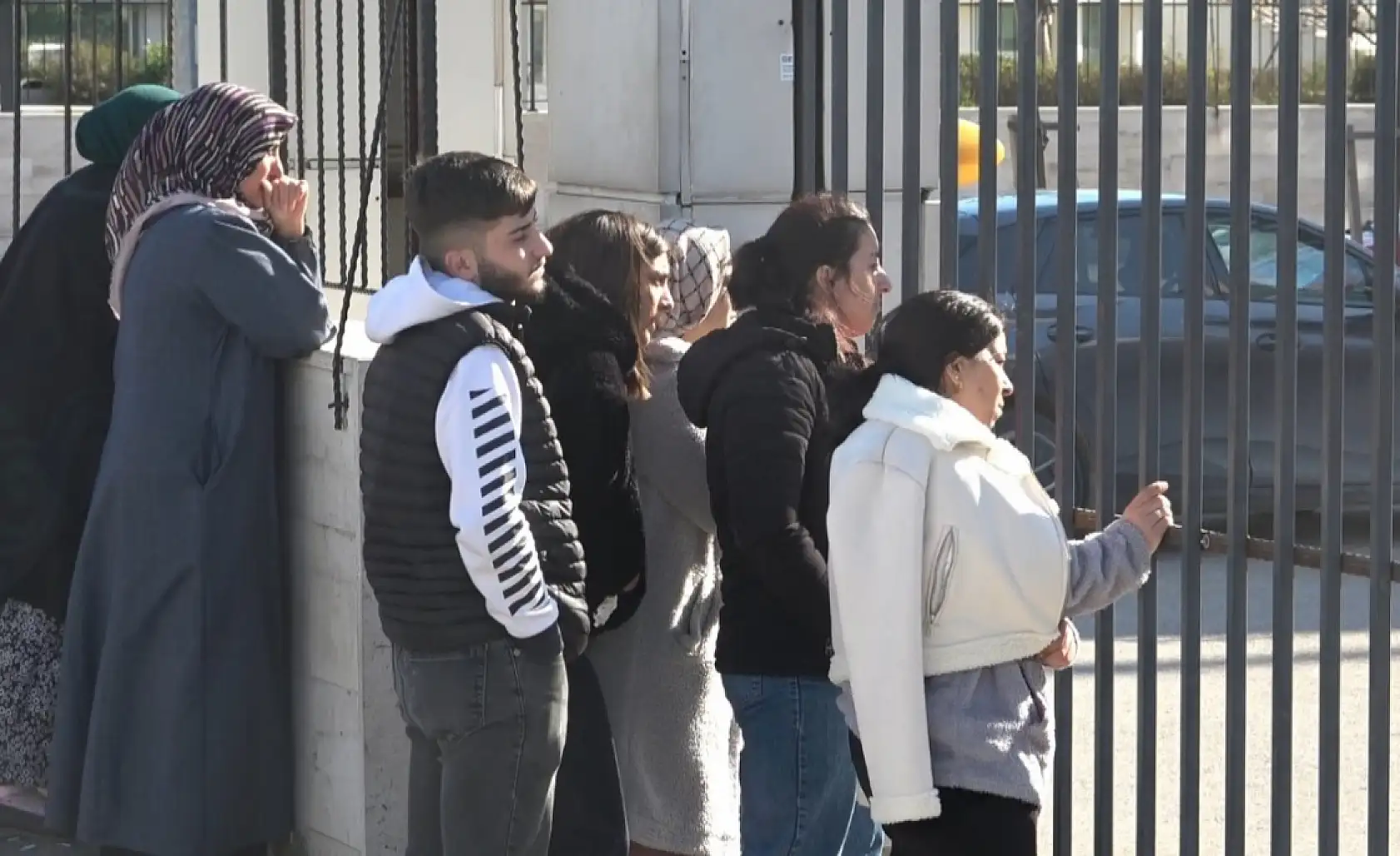 Başından vurulmuş halde eşi tarafından hastaneye götürülen kadın hayatını kaybetti