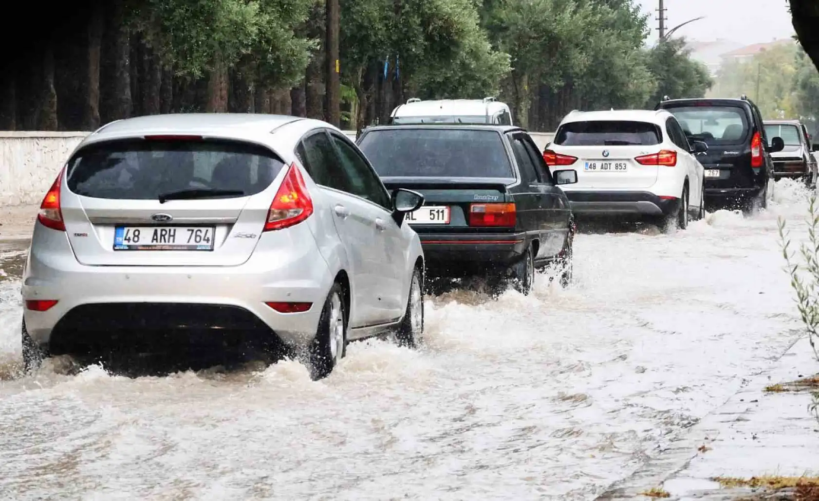 Muğla ilçelerinde yağmur etkisini artırıyor! 13 İlçede kuvvetli sağanak yağış