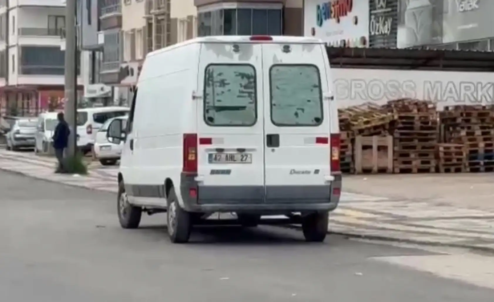 Kamyonetin kasasına tutundu, az daha canından oluyordu