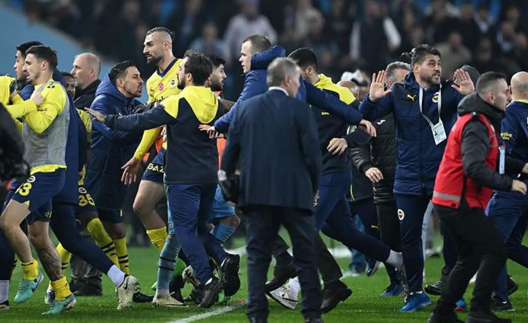 Trabzonspor-Fenerbahçe Maçında Koridorda Neler Yaşandı? Osayi-Samuel Bayılmış!