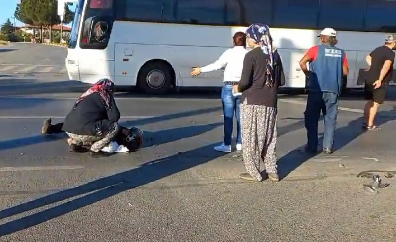 Tur minibüsü motosiklete çarptı, 1 yaralı