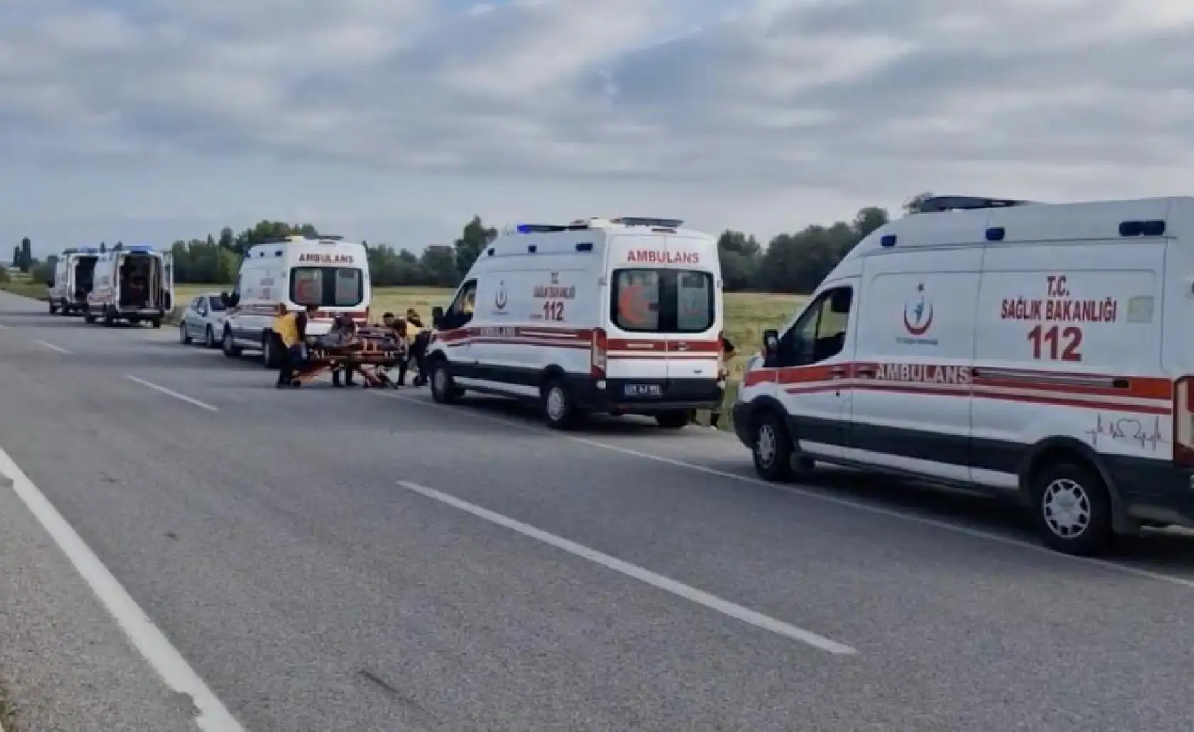 Düğün dönüşü minibüs şarampole devrildi: 17 yaralı