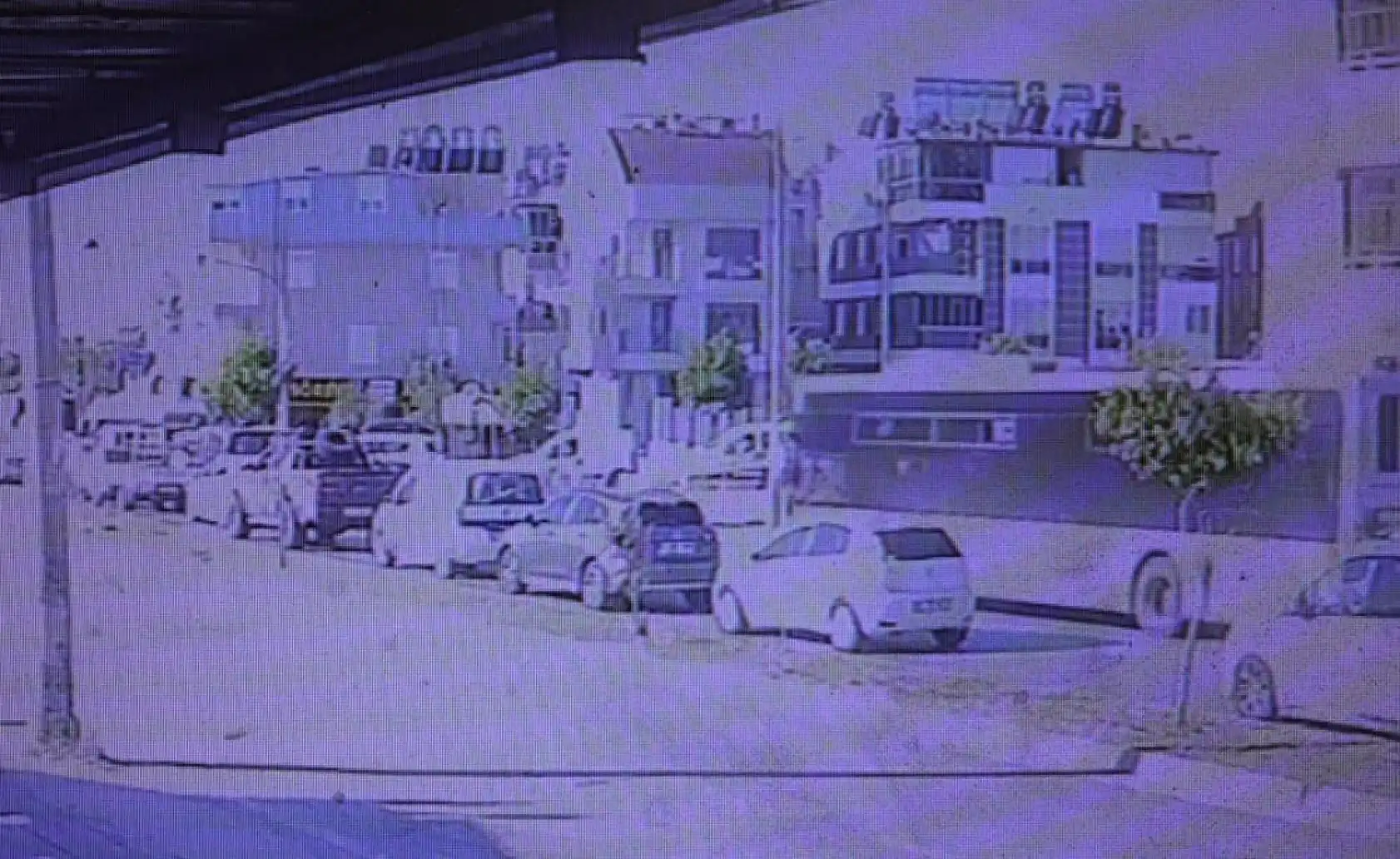 Otobüs trafik ışıklarında bekleyen araçların arasına daldı: 3 yaralı