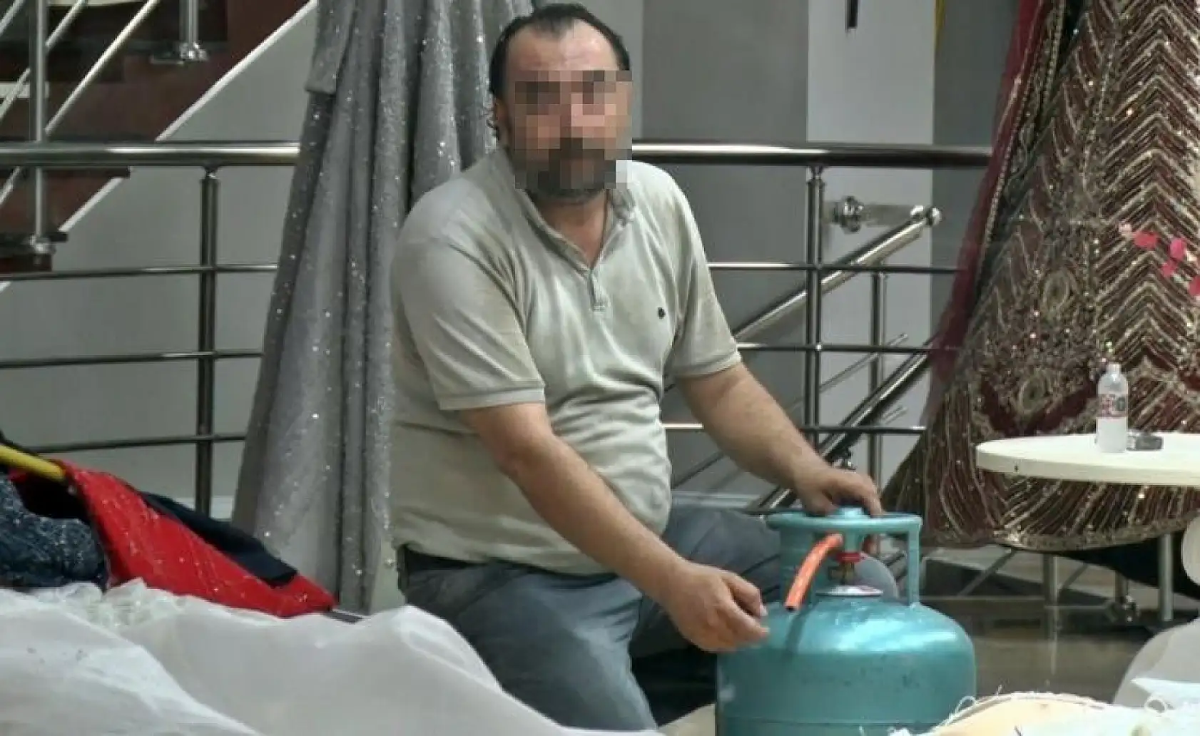 Eşinin mağazasına girip gelinliklerin üzerlerine kolonya döktü, tüpe çakmağı dayayınca tazyikli suyu yedi