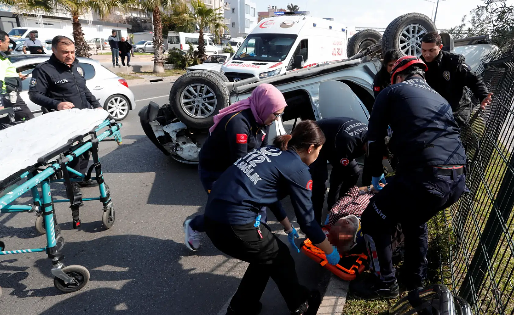 Önce palmiyelere çarptı, ardından takla atan araçta sıkıştı